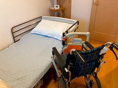 車椅子とベッドの画像